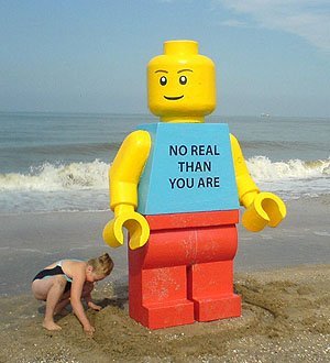 LEGOpop spoelt aan op het strand